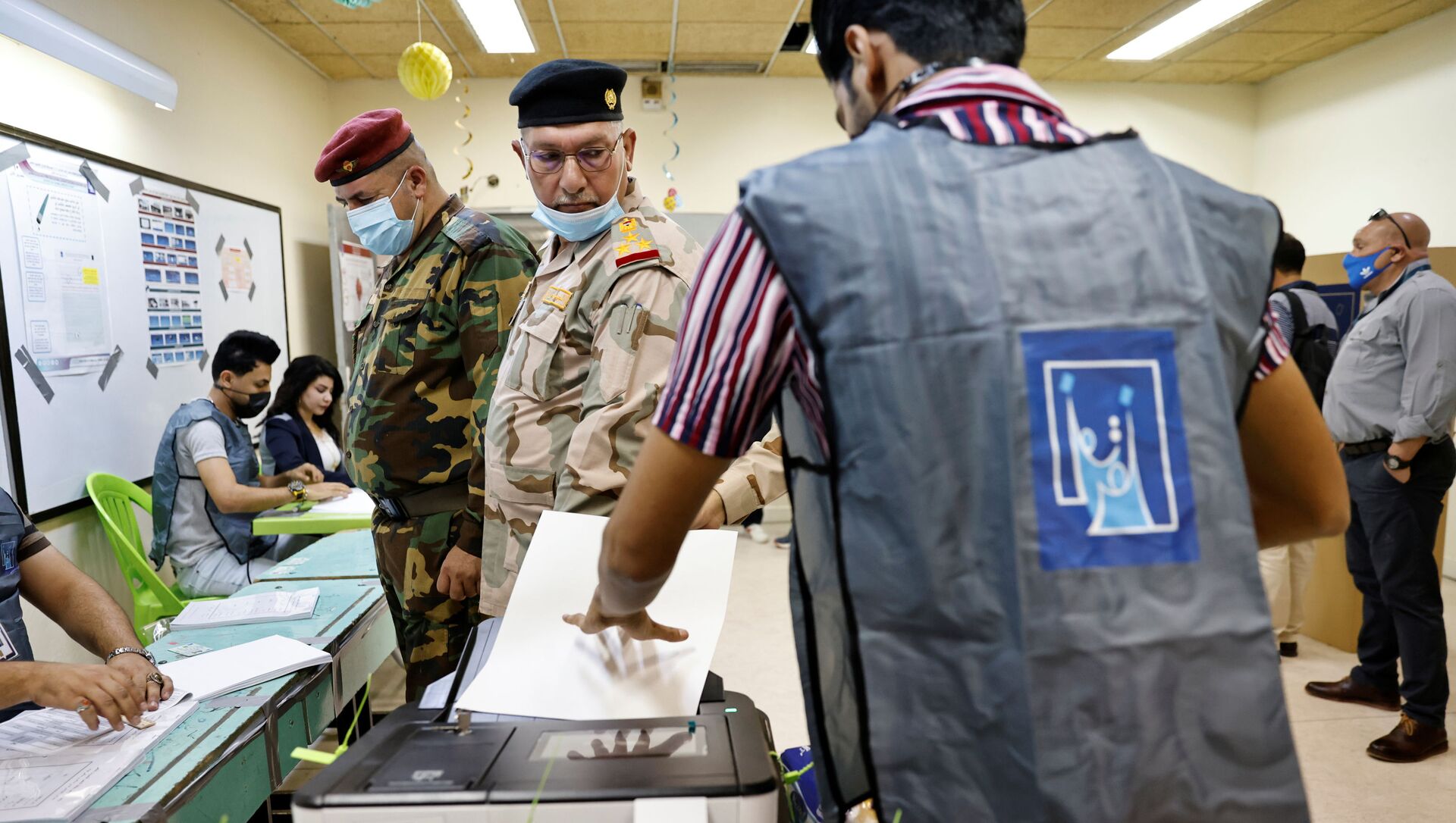 قوات الأمن العراقي تشارك في التصويت في الانتخابات العراقية في بغداد، العراق 8 أكتوبر 2021 - سبوتنيك عربي, 1920, 16.10.2021