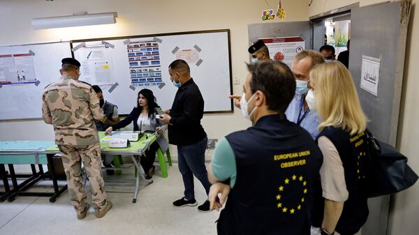 فيولا فون كرامون، رئيسة بعثة الاتحاد الأوروبي لمراقبة الانتخابات في جمهورية العراق، تزور مركز اقتراع خلال التصويت المبكر للانتخابات البرلمانية العراقية في عملية خاصة، في بغداد، العراق، 8 أكتوبر 2021. - سبوتنيك عربي