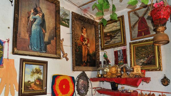 فنانة تشكيلية تعيد إحياء أصالة الريف السوري وتحوّل منزلها للوحة فنية، اللاذقية، سوريا - سبوتنيك عربي