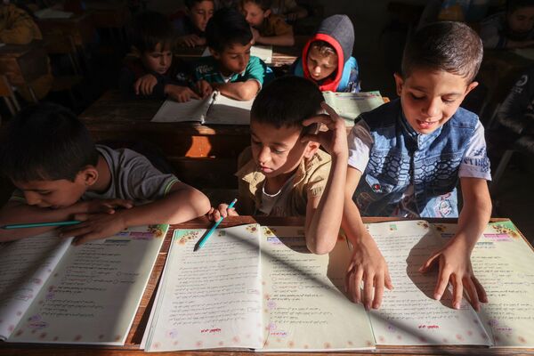 أطفال يحضرون اليوم الأول من المدرسة في قرية بريف إدلب شمال غرب سوريا، 9 أكتوبر 2021. - سبوتنيك عربي