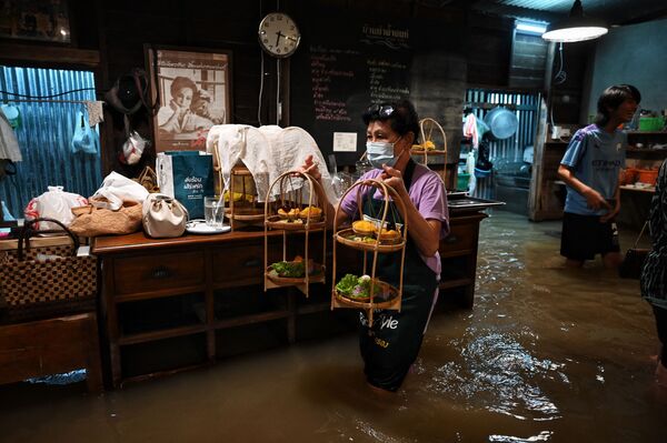  مقهى تشاو فرايا أنتيك (Chaopraya Antique)، حيث تتدفق مياه الفيضانات من نهرتشاوبرايا إلى المطعم في مقاطعة نونثابوري، شمال بانكوك، 7 أكتوبر 2021 - سبوتنيك عربي