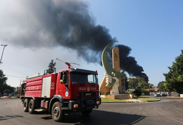 عملية اطفاء حريق صهريج الوقود في الزهراني، في مدينة صيدا جنوبي لبنان، 11 أكتوبر 2021 - سبوتنيك عربي
