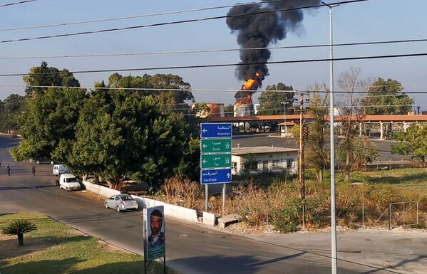 أدخنة كثيفة تتصاعد إثر حريق اشتعل في صهريج الوقود في الزهراني، مدينة صيدا جنوبي لبنان، 11 أكتوبر 2021 - سبوتنيك عربي