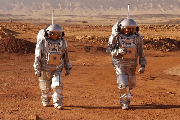 رواد فضاء من فريق من أوروبا وإسرائيل يرتدون بدلات فضائية خلال مهمة تدريبية لكوكب المريخ، في موقع يحاكي محطة خارج الموقع في حفرة رامون في متسبي رمون في صحراء النقب جنوب إسرائيل في 10 أكتوبر 2021. - سبوتنيك عربي