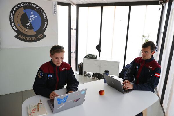 رائدة فضاء الألمانية أنيكا ميليس، وزميلها النمساوي روبرت وايلد، أثناء العمل في موقع يحاكي محطة فضاء في حفرة رامون في متسبي رمون في صحراء النقب جنوب إسرائيل في 10 أكتوبر 2021. - سبوتنيك عربي