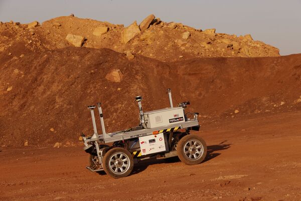 مركبة روبوتية، جزء من فريق البعثة الفضائية AMADEE-20 Mars، أثناء التدريب في موقع يحاكي محطة فضاء في حفرة رمون في متسبي رمون في صحراء النقب جنوب إسرائيل، 10 أكتوبر 2021. - سبوتنيك عربي