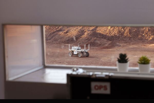 مركبة روبوتية، جزء من فريق البعثة الفضائية AMADEE-20 Mars، أثناء التدريب في موقع يحاكي محطة فضاء في حفرة رمون في متسبي رمون في صحراء النقب جنوب إسرائيل، 10 أكتوبر 2021. - سبوتنيك عربي