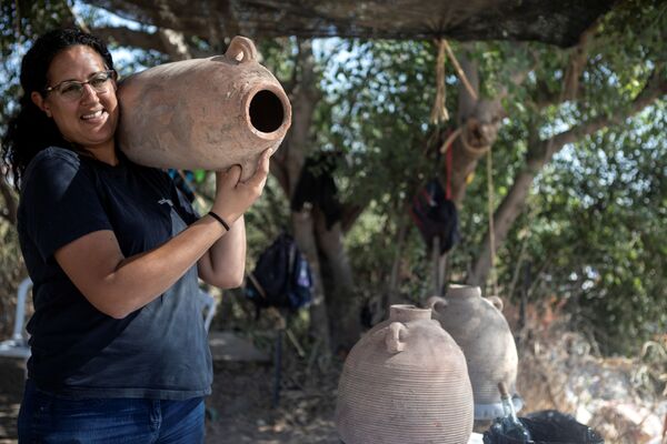 ليات ناداف-زيف، إحدى المسؤولين عن عملية الاكتشاف الأثري لمجمع صناعة نبيذ قديم ضخم يعود تاريخه إلى حوالي 1500 عام في يفنه، جنوب تل أبيب، إسرائيل، 11 أكتوبر2021. - سبوتنيك عربي