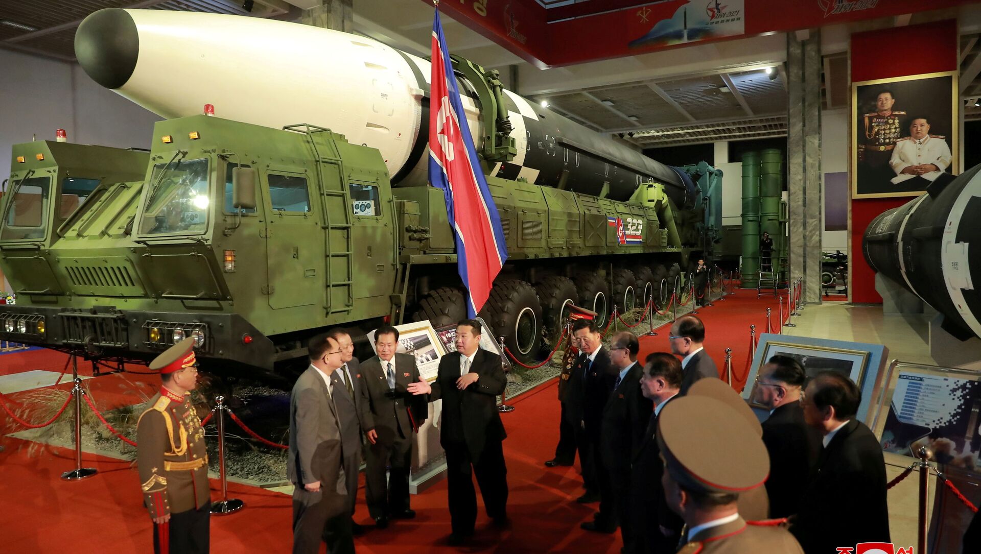 زعيم كوريا الشمالية كيم جونغ أون إلى المسؤولين بجوار الأسلحة والمركبات العسكرية المعروضة، بما في ذلك الصواريخ الباليستية العابرة للقارات (ICBM)، في معرض تطوير الدفاع، في بيونغ يانغ، كوريا الشمالية، 12 أكتوبر 2021 . - سبوتنيك عربي, 1920, 21.10.2021
