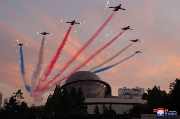 عرض فرقة الاستعراض العسكري الجوي خلال افتتاح معرض تطوير الدفاع، في بيونغ يانغ، كوريا الشمالية، 12 أكتوبر 2021 - سبوتنيك عربي