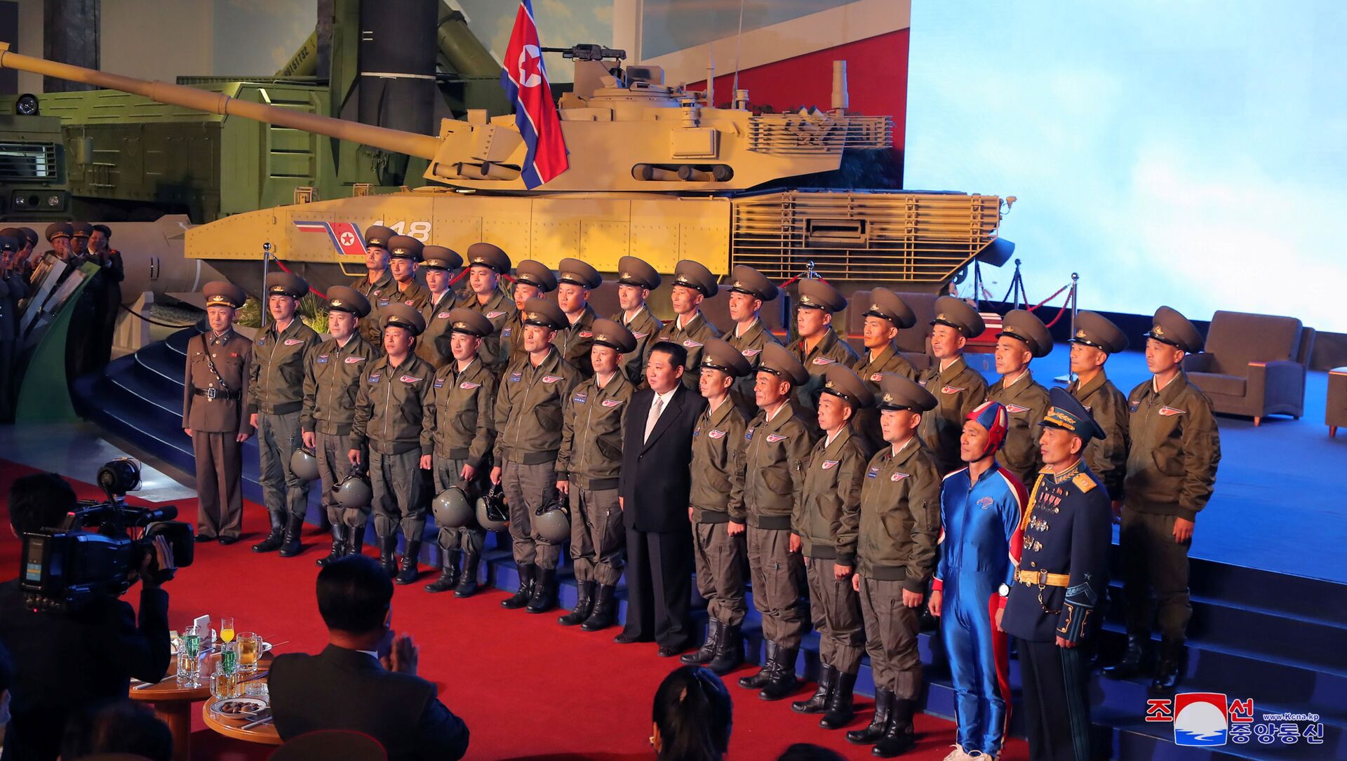 زعيم كوريا الشمالية كيم جونغ أون يتحدث إلى المسؤولين بجوار الأسلحة والمركبات العسكرية المعروضة، بما في ذلك الصواريخ الباليستية العابرة للقارات (ICBM)، في معرض تطوير الدفاع، في بيونغ يانغ، كوريا الشمالية، 12 أكتوبر 2021 . - سبوتنيك عربي, 1920, 14.10.2021