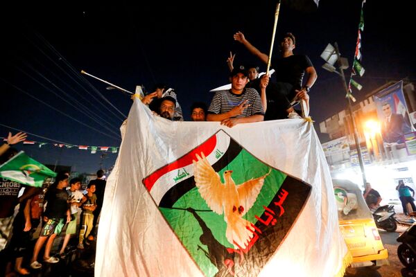 العراقيون يحتفلون بعد الإعلان عن نتائج الانتخابات البرلمانية العراقية في بغداد، العراق 11 أكتوبر 2021 - سبوتنيك عربي