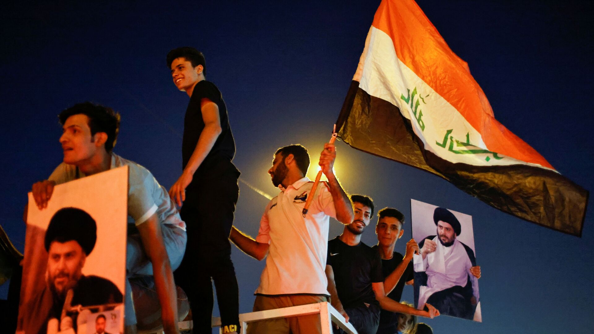 أنصار مقتدى الصدر العراقي يحتفلون بنتائج الانتخابات البرلمانية العراقية في النجف، العراق 11 أكتوبر 2021 - سبوتنيك عربي, 1920, 12.10.2021