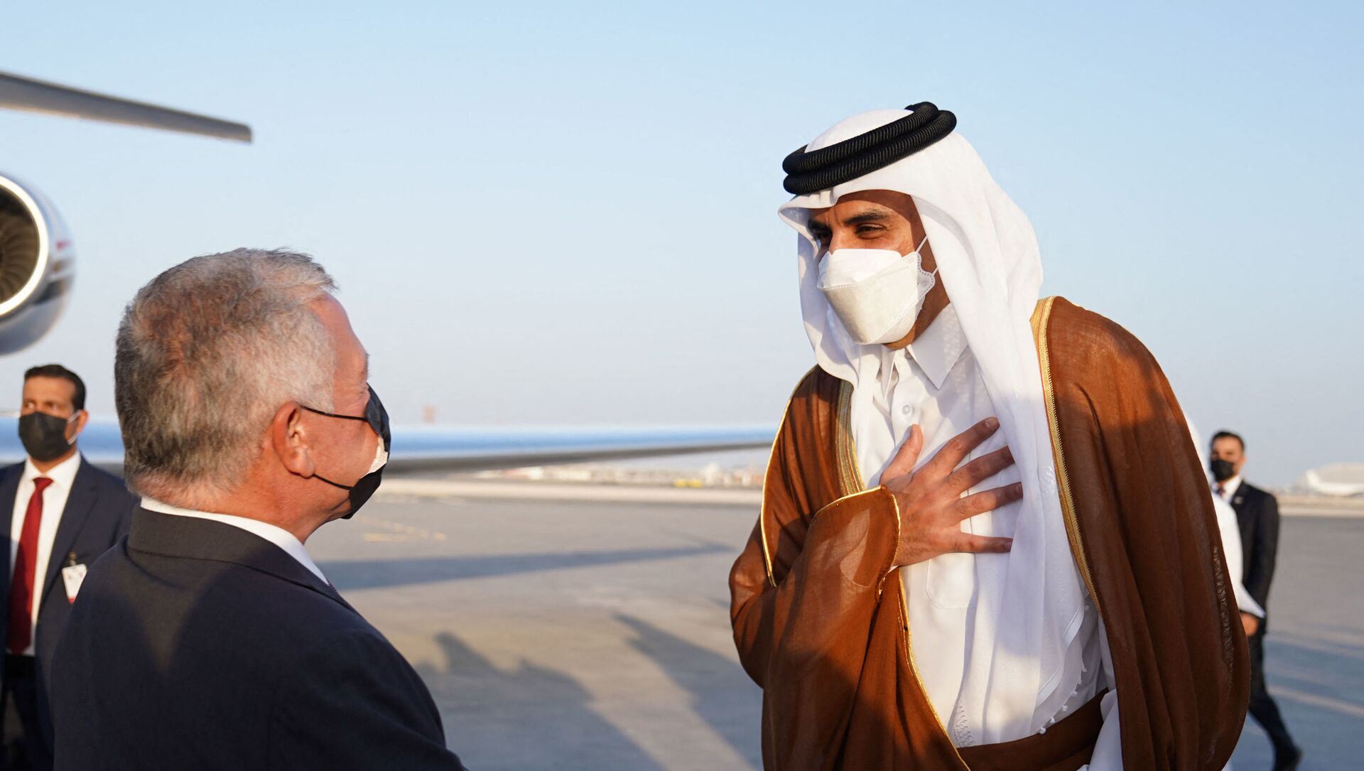 أمير قطر، الشيخ تميم بن حمد آل ثاني، خلال استقباله ملك الأردن، عبد الله الثاني، في مطار الدوحة الدولي، 12 أكتوبر/ تشرين الأول 2021 - سبوتنيك عربي, 1920, 12.10.2021