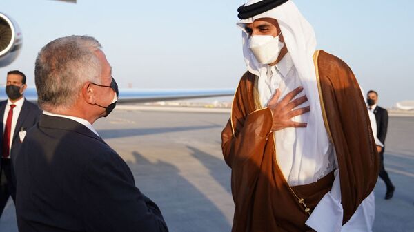 أمير قطر، الشيخ تميم بن حمد آل ثاني، خلال استقباله ملك الأردن، عبد الله الثاني، في مطار الدوحة الدولي، 12 أكتوبر/ تشرين الأول 2021 - سبوتنيك عربي