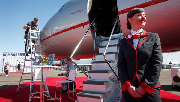 مضيفة الطيران، آنا أورزوليك، تقف أمام طائرة أعمال من طراز VistaJet Global 7500 في مطار هندرسون، خلال مؤتمر ومعرض طيران الأعمال NBAA في هندرسون، ولاية نيفادا، الولايات المتحدة ، 12 أكتوبر 2021. - سبوتنيك عربي