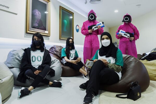 المشاركون في لعبة الحبّار في المركز الكوري الجنوبي في أبو ظبي، الإمارات العربية المتحدة 12 أكتوبر 2021 - سبوتنيك عربي
