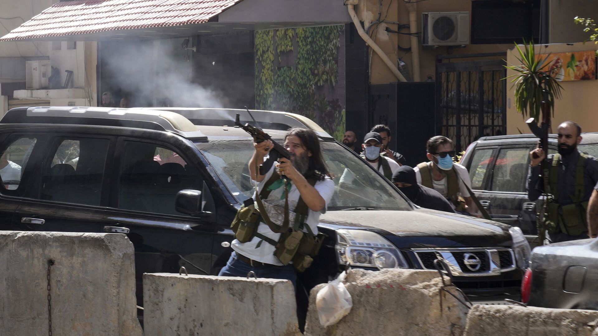 أنصار حزب الله خلال الاشتباكات في حي الطيونة، بيروت، لبنان 14 أكتوبر 2021 - سبوتنيك عربي, 1920, 17.10.2021