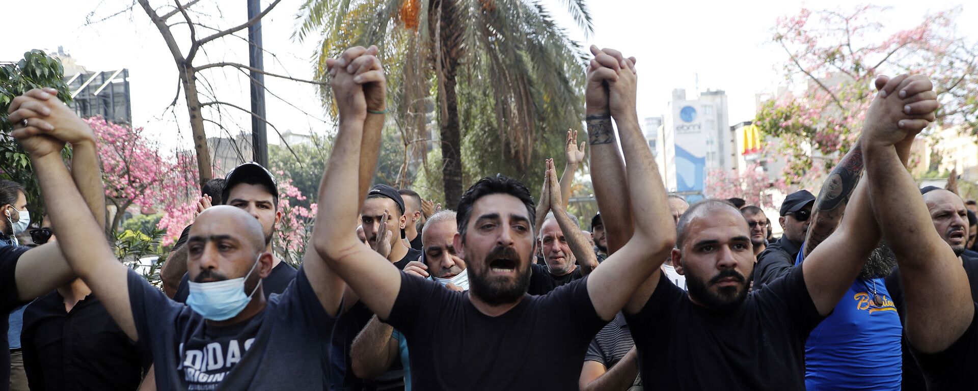 أنصار حزب الله وحركة أمل خلال الاشتباكات في حي الطيونة، بيروت، لبنان 14 أكتوبر 2021 - سبوتنيك عربي, 1920, 17.01.2022