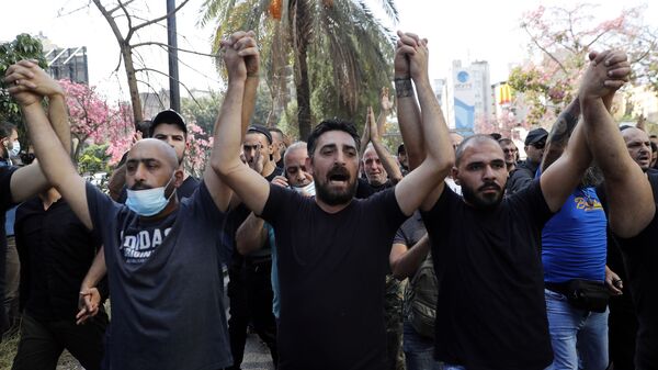 أنصار حزب الله وحركة أمل خلال الاشتباكات في حي الطيونة، بيروت، لبنان 14 أكتوبر 2021 - سبوتنيك عربي