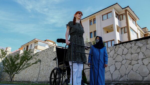 أطول امرأة في العالم، روميسا جيلجي، تقف مع والدتها صفية جيلجي، خلال مؤتمر صحفي خارج منزلهم في سافرانبولو، مقاطعة كارابوك، تركيا، 14 أكتوبر 2021. - سبوتنيك عربي