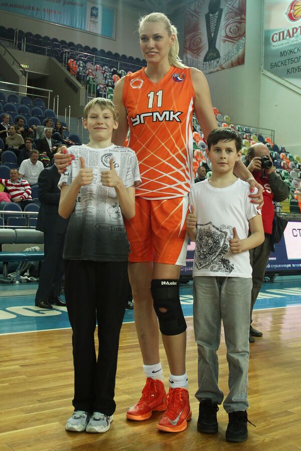لاعبة كرة السلة الروسية في فريق نادي سبارتاك يكاتيرينبورغ، ماريا ستيبانوفا، طولها 2.2 م، 2013 - سبوتنيك عربي