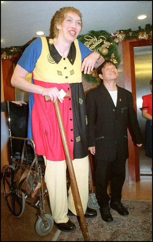 أطول امرأة في العالم، الأمريكية ساندي ألين (2.3 م)، 2008 - سبوتنيك عربي