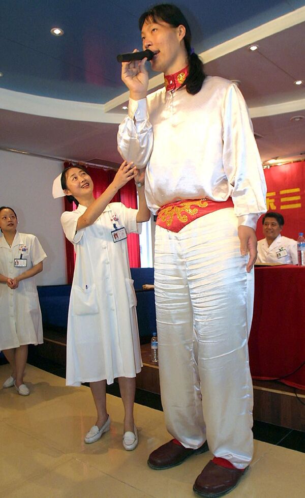 أطول امرأة في آسيا، الصينية ياو ديفين (2.3 م)، 2002 - سبوتنيك عربي