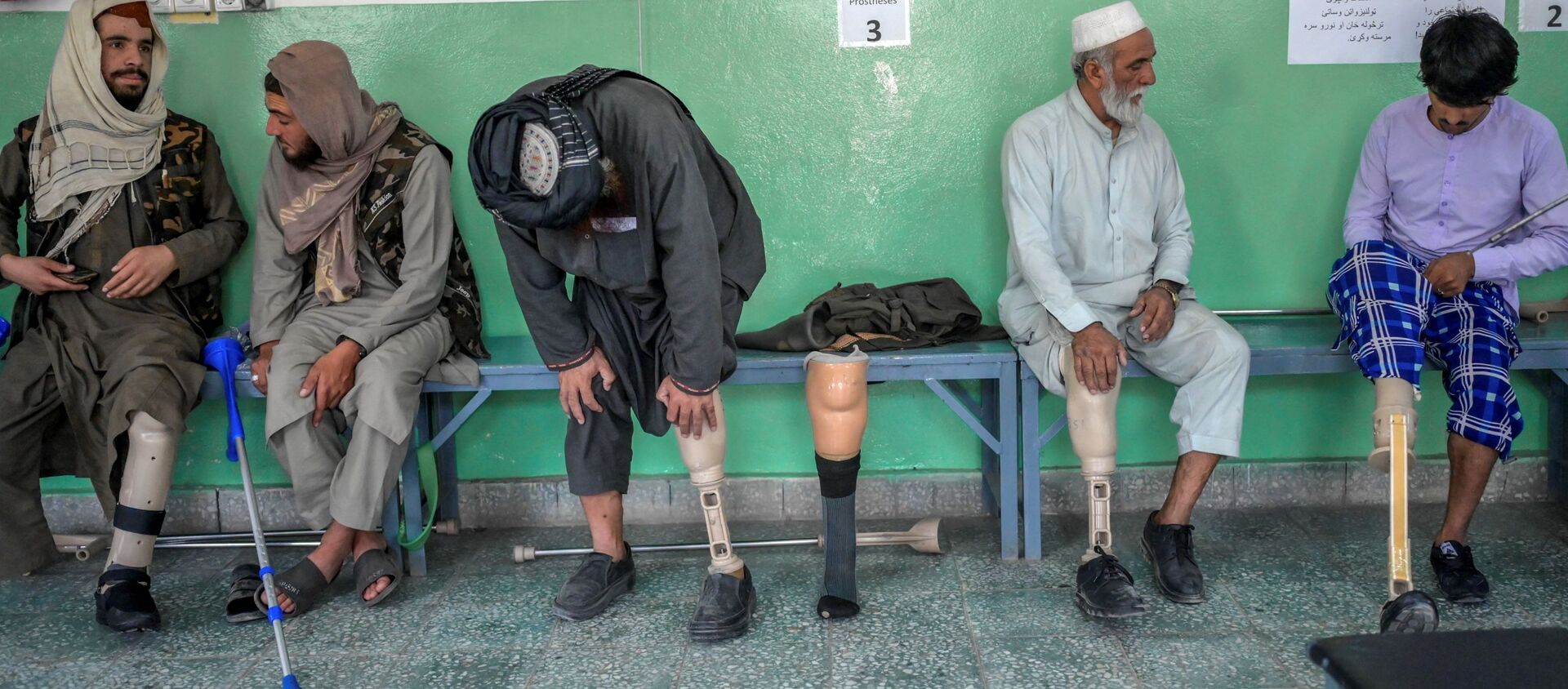 عضو من طالبان يحاول تركيب طرف صناعي جديد في مركز إعادة التأهيل التابع للجنة الدولية للصليب الأحمر في كابول، أفغانستان 11 أكتوبر 2021 - سبوتنيك عربي, 1920, 22.11.2021