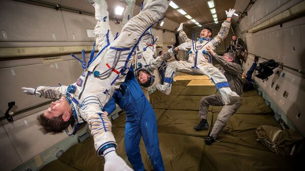 يقوم المشاركون في رحلة الفضاء، يوساكو مايزاوا ويوزو هيرانو والمشارك الاحتياطي شون أوجيسو، برحلة بدون جاذبية أثناء التدريب قبل الرحلة الاستكشافية إلى محطة الفضاء الدولية في منطقة موسكو، روسيا في 28 سبتمبر 2021. - سبوتنيك عربي