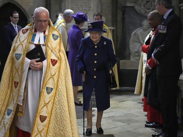 ملكة بريطانيا إليزابيث الثانية تبتسم عند وصولها لحضور قداس عيد الشكر، للاحتفال بالذكرى المئوية لتأسيس الفيلق البريطاني الملكي في وستمنستر أبي في لندن، إنجلترا 12 أكتوبر 2021. - سبوتنيك عربي
