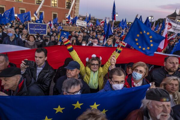  مظاهرة مؤيدة للاتحاد الأوروبي بعد صدور حكم من المحكمة الدستورية ضد سيادة قانون الاتحاد الأوروبي في بولندا، في وارسو في 10 أكتوبر 2021. - سبوتنيك عربي