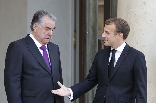 الرئيس الفرنسي إيمانويل ماكرون يحيي رئيس طاجيكستان إمام علي رحمن في قصر الإليزيه الرئاسي في باريس، فرنسا 13 أكتوبر 2021. - سبوتنيك عربي