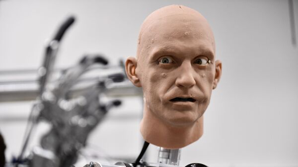 روبوت بشري من نوع Robo-C في ورشة شركة بروموبوت (Promobot) في بيرم، روسيا. 15 أكتوبر 2021 - سبوتنيك عربي