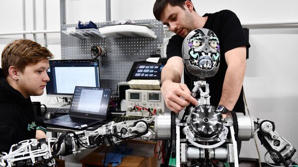تصنيع وتجميع روبوت بشري من نوع Robo-C في ورشة شركة بروموبوت (Promobot) في بيرم، روسيا. 15 أكتوبر 2021 - سبوتنيك عربي