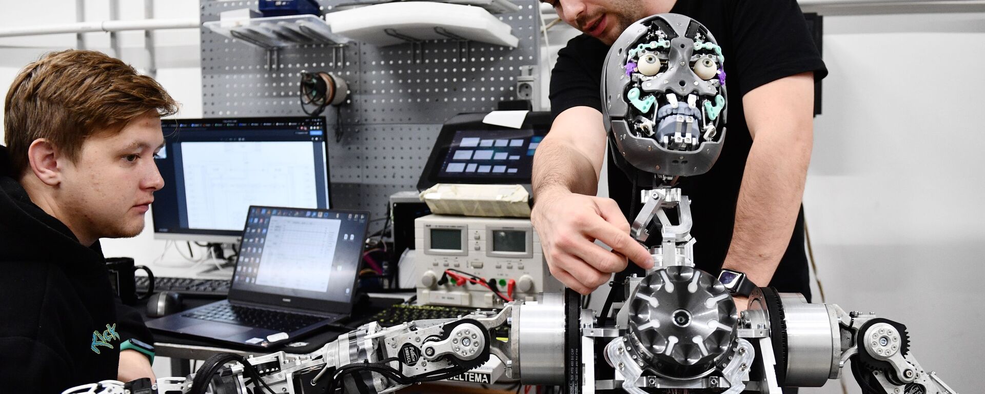 تصنيع وتجميع روبوت بشري من نوع Robo-C في ورشة شركة بروموبوت (Promobot) في بيرم، روسيا. 15 أكتوبر 2021 - سبوتنيك عربي, 1920, 15.12.2021
