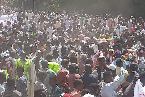 المحتجين والمنشقين عن تحالف الحرية والتغيير المعتصمين أمام القصر الجمهوري في الخرطوم - سبوتنيك عربي
