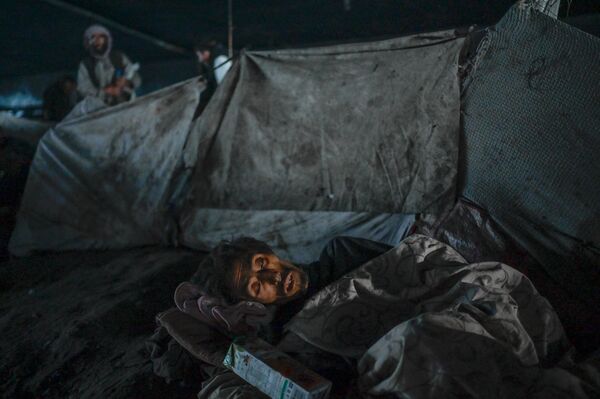 مدمن مخدرات ينام تحت جسر، حيث يقيم المئات من المدمنين في مدينة كابول، أفغانستان 9 أكتوبر 2021 - سبوتنيك عربي