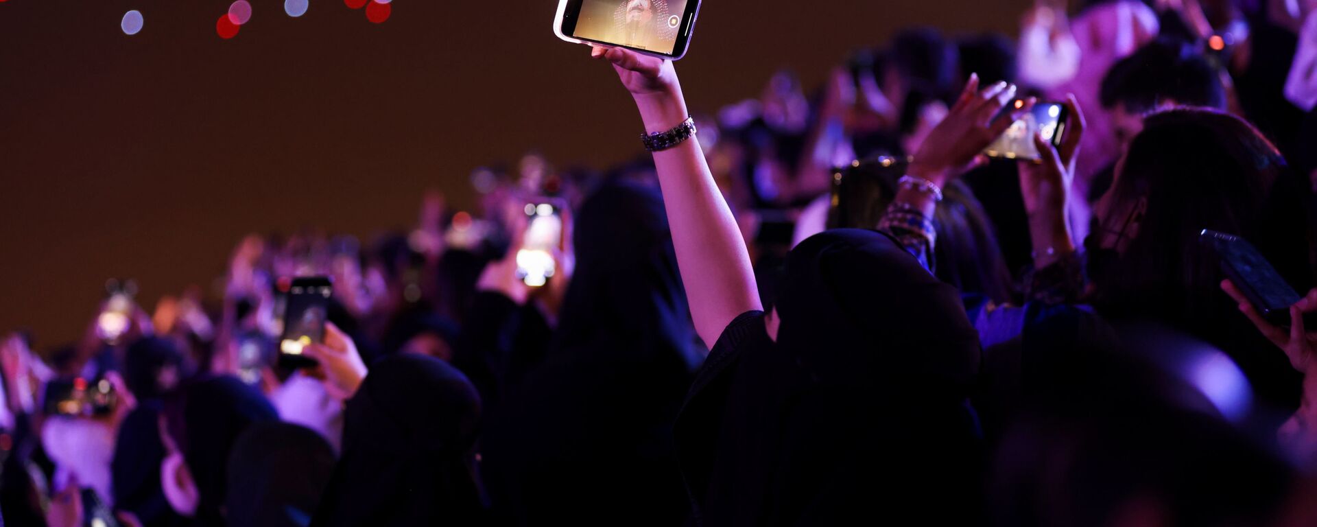 امرأة ضمن الجمهور تلتقط صورة في حفل افتتاح مهرجان موسم الرياض في الرياض، المملكة العربية السعودية، 20 أكتوبر 2021. - سبوتنيك عربي, 1920, 17.04.2022