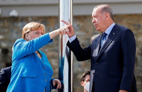 الرئيس التركي رجب طيب أردوغان والمستشارة الألمانية أنجيلا ميركل يتحدثان على شرفة قصر هوبر قبل اجتماعهما في اسطنبول، تركيا، 16 أكتوبر 2021. - سبوتنيك عربي