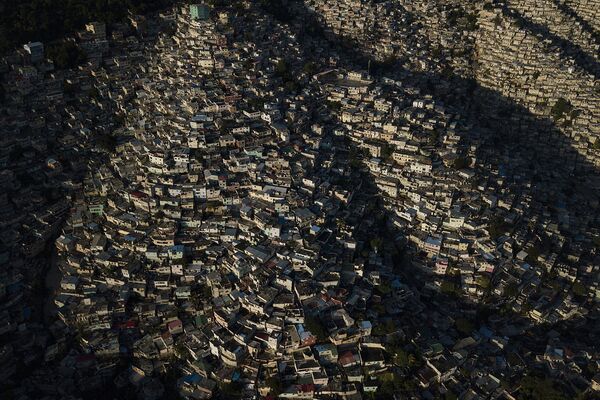 منظر جوي لظهور المنازل المزدحمة في حي جالويز في بورت أو برنس على خلفية شروق الشمس، هايتي  19 أكتوبر 2021. - سبوتنيك عربي