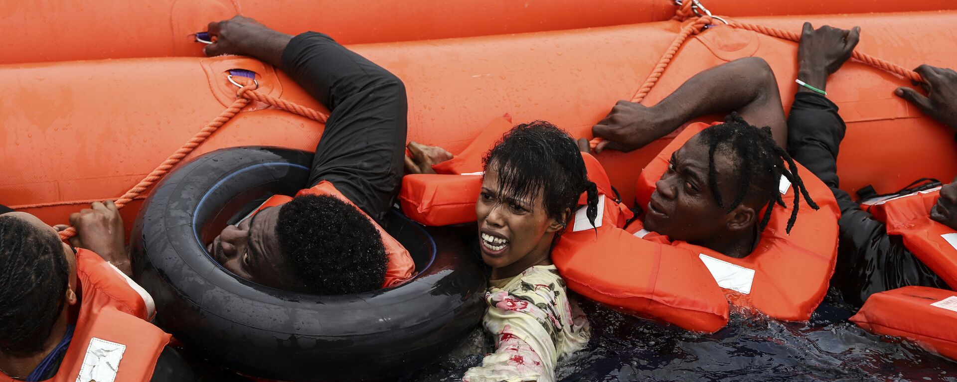 انقاذ مهاجرين من قبل فريق من حفر السواحل  سي ووتش-3 على بعد حوالي 35 ميلاً من ليبيا، في نطاق منطقة البحث والإنقاذ الليبية، 18 أكتوبر 2021. - سبوتنيك عربي, 1920, 16.04.2022