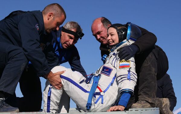 عودة الطاقم السينمائي الروسي، ونجاح عملية هبوطه في كازاخستان، وذلك بعد الانتهاء من تصوير أول فيلم سينمائي في الفضاء، في مهمة استغرقت 12 يوما، 17 أكتوبر 2021 - سبوتنيك عربي