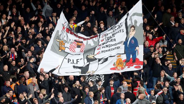 بعض مشجعي كريستال بالاس يرفعون لافتة عنصرية ضد السعودية، بعد الاستحواذ على نادي نيوكاسل يونايتد - سبوتنيك عربي