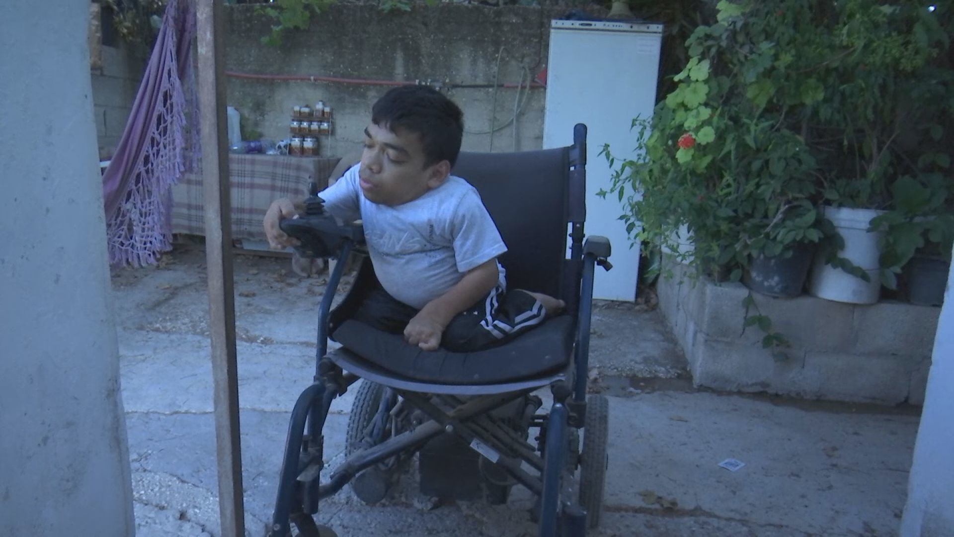 عبد الله عصيدة يتحدى الإعاقة ويتفوق في التعليم على كرسيه المتحرك - سبوتنيك عربي, 1920, 23.11.2021