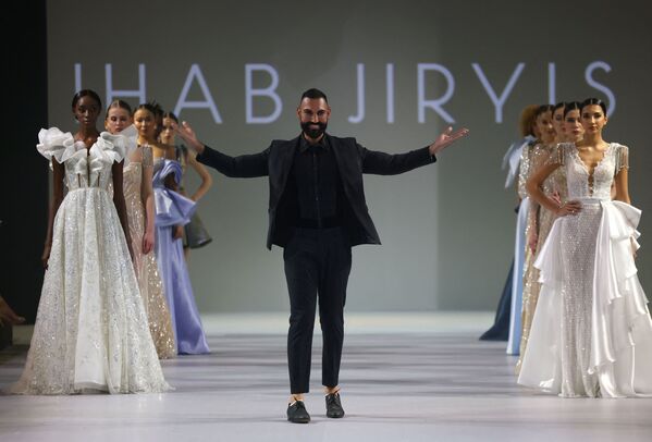 عارضات أزياء والمصمم إيهاب جريس في عرض أسبوع الموضة في دبي في مدينة دبي، الإمارات العربية المتحدة 25 أكتوبر 2021 - سبوتنيك عربي