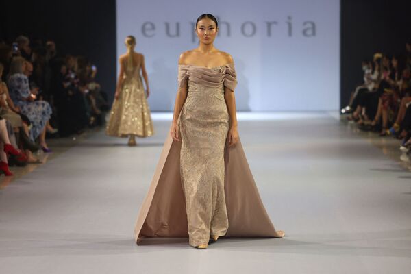 عارضات أزياء تقدم مجموعة تصاميم Euphoria في إطار عرض أسبوع الموضة في دبي في مدينة دبي، الإمارات العربية المتحدة 25 أكتوبر 2021 - سبوتنيك عربي