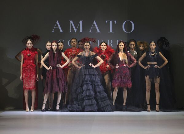 عارضات أزياء تقدم مجموعة تصاميم Amato Couture في إطار عرض أسبوع الموضة في دبي في مدينة دبي، الإمارات العربية المتحدة 25 أكتوبر 2021 - سبوتنيك عربي