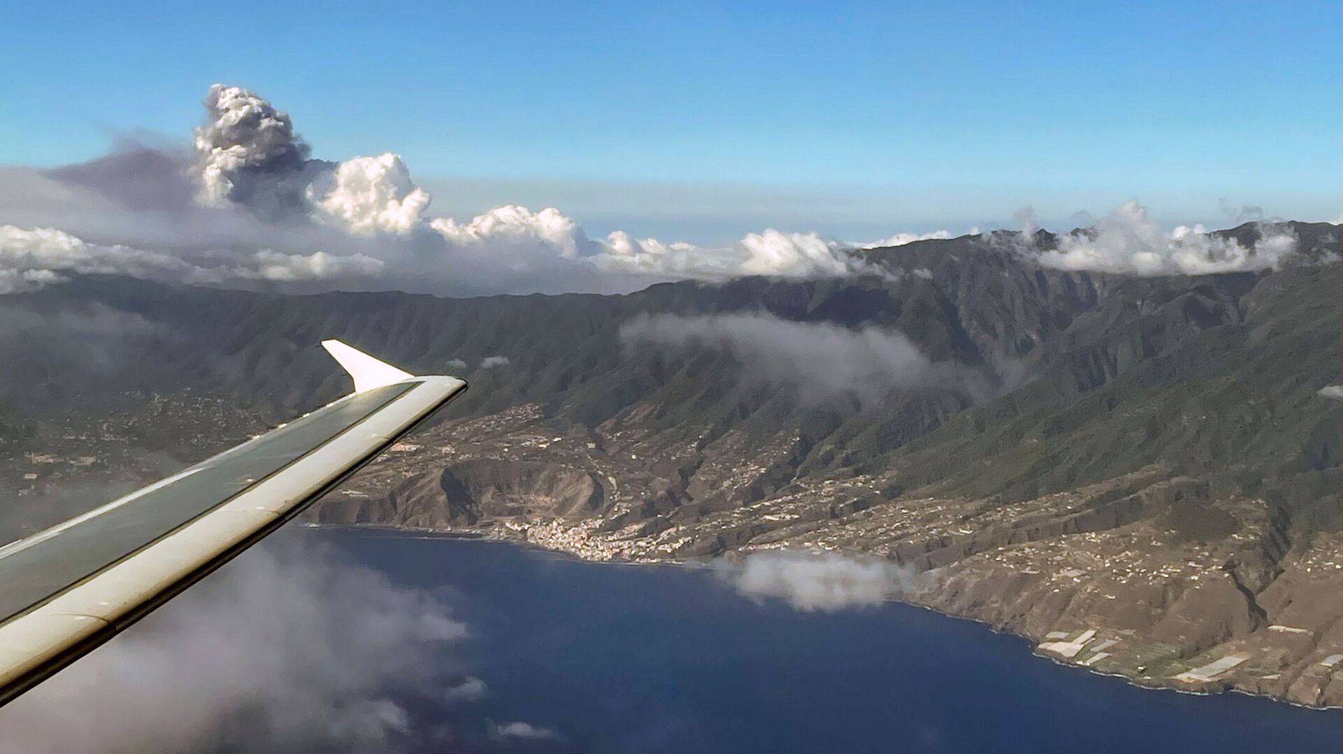 استمرار تدفق الحمم البركانية من بركان كومبري فييخا في جزيرة لا بالما، جزر الكناري، إسبانيا، 25 أكتوبر 2021 - سبوتنيك عربي, 1920, 25.11.2021