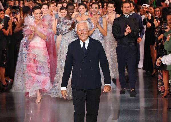 المصصم الإيطالي الشهير جورجيو أرماني في عرض أزياء ليلة واحدة فقط في إطار عرض أسبوع الموضة العربي في مدينة دبي، الإمارات العربية المتحدة 26 أكتوبر 2021 - سبوتنيك عربي